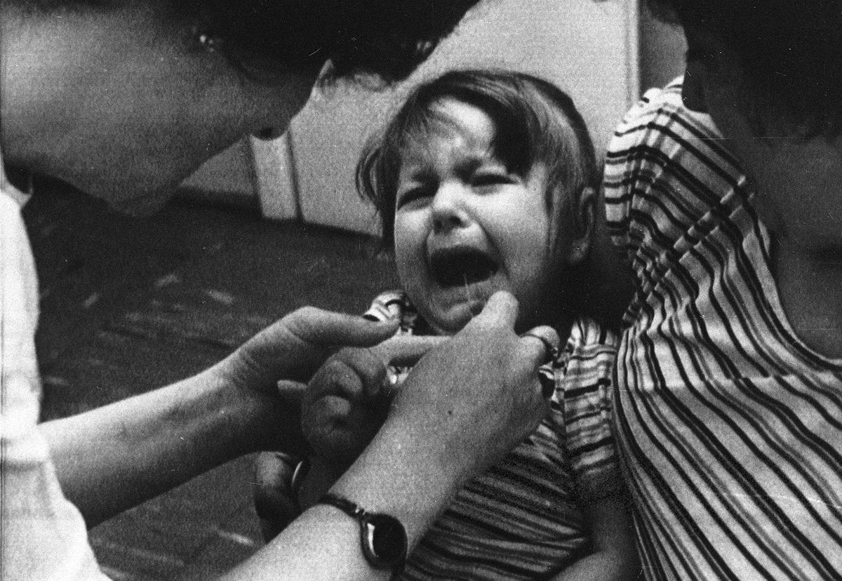 Una enfermera vacuna a una niña en Polonia. Foto: AP / Czarek Sokolowski