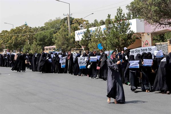 Talibanes conforman un gobierno "inclusivo" sin mujeres en puestos públicos