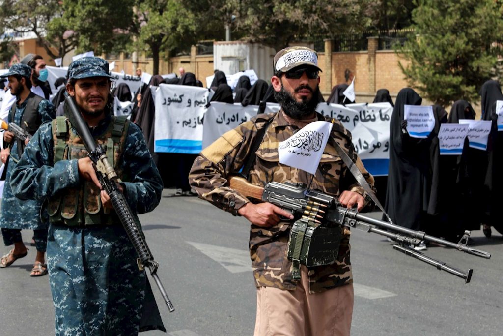 Talibanes conforman un gobierno "inclusivo" sin mujeres en puestos públicos