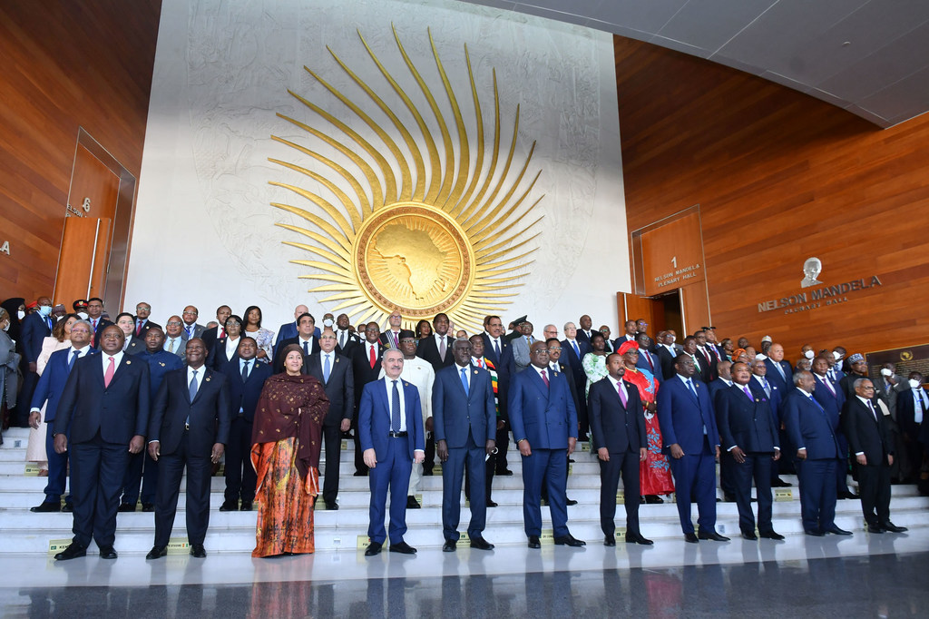 La Vicesecretaria General Amina Mohammed (primera fila, tercera izquierda) posa para una fotografía junto a los líderes en la Cumbre de la Unión Africana en Addis Abeba (Etiopía).