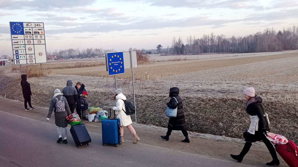 El 27 de febrero de 2022, la gente cruza la frontera de Ucrania a Polonia.