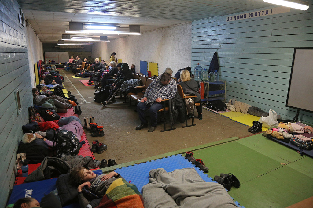 El 25 de febrero de 2022, personas se vieron obligadas a refugiarse en una escuela durante las operaciones militares en curso en Kyiv (Ucrania).