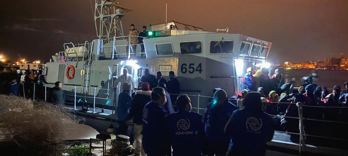ARCHIVO. Personal de la OIM ayuda a desembarcar a migrantes en Trípoli, Libia