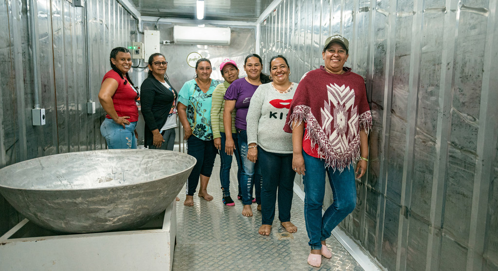 Trabajadoras de Asodale, que promueve a la unión y trabajo en equipo entre mujeres, con el fin de contribuir a la paz y reconciliación en sus territorios.