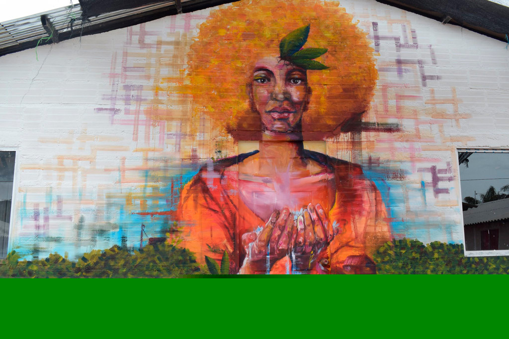 Un mural en una zona rural de Colombia muestra la relación entre las mujeres y el medio ambiente.