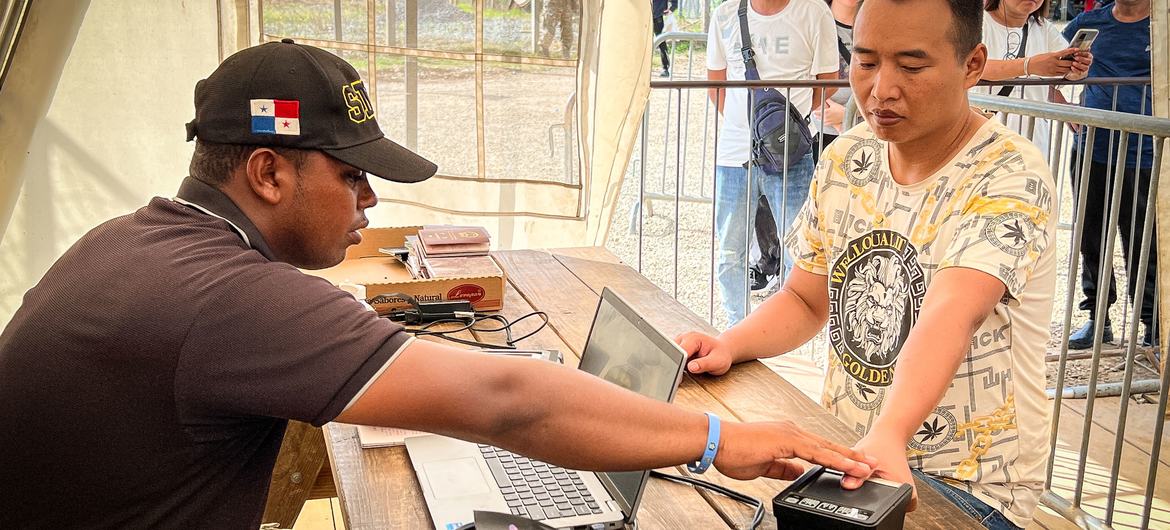 Migrantes chinos obtienen registro biométrico tras cruzar selva del Darién.