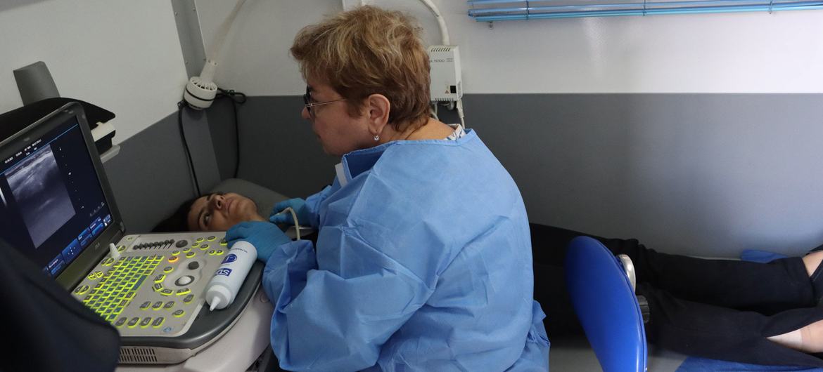 Un médico de la OIM examina a un paciente en la recién creada clínica móvil de Goris en Armenia.