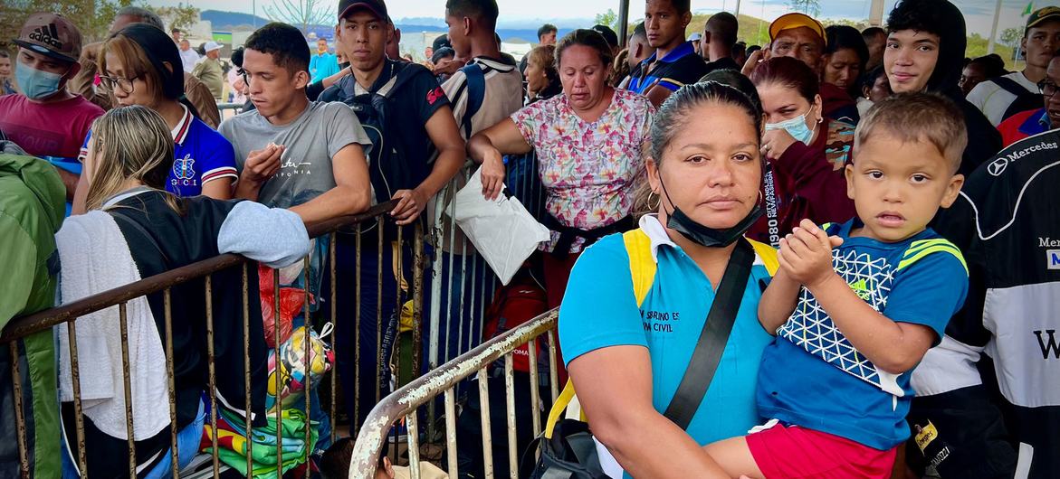 Migrantes venezolanos hacen cola para los trámites de migración en Pacaraima, ciudad del norte de Brasil. 