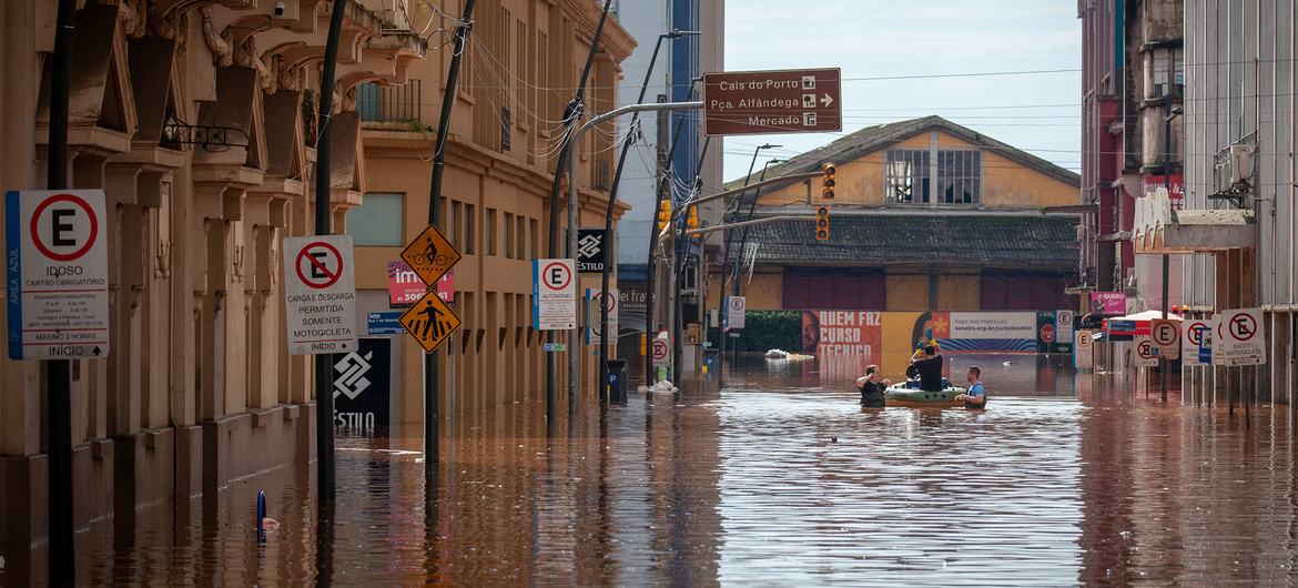 Trabajadores de rescate navegan las inundaciones del centro histórico de Porto Alegre, Río Grande del Sur, Brasil.