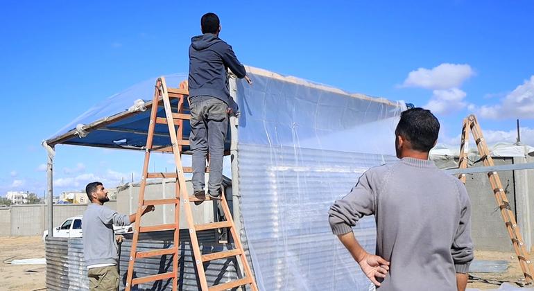 Desplazados construyen nuevas tiendas en la zona de Al-Mawasi, en el centro de Gaza.