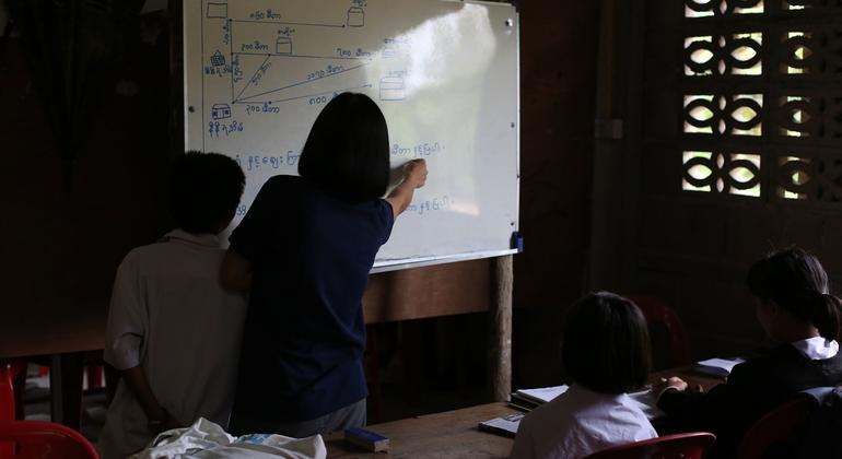 Una profesora da una clase de matemáticas.