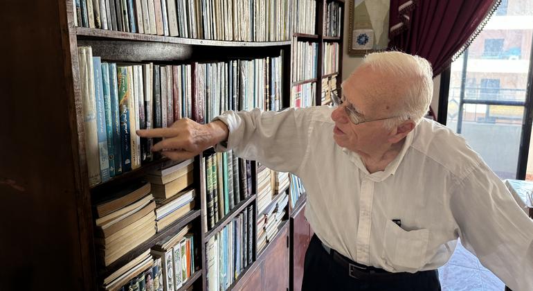 Mahmoud Al-Said tiene la afición de coleccionar libros desde hace 70 años.