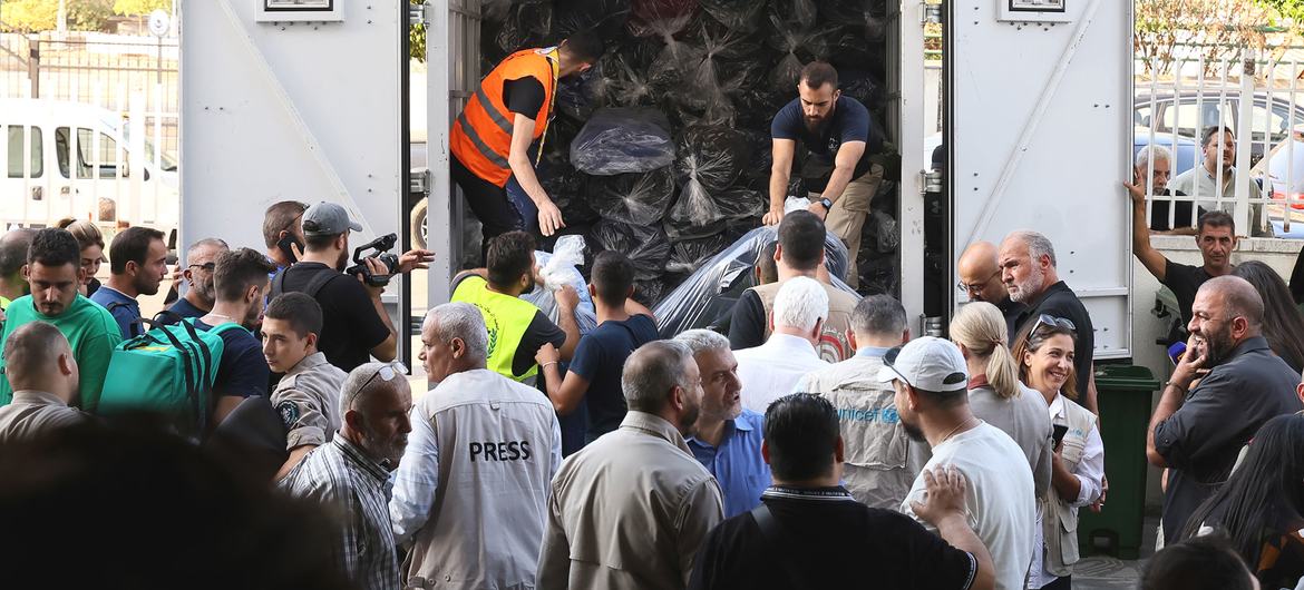 Distribución de bienes de emergencia a las familias desplazadas en Beirut, Líbano.