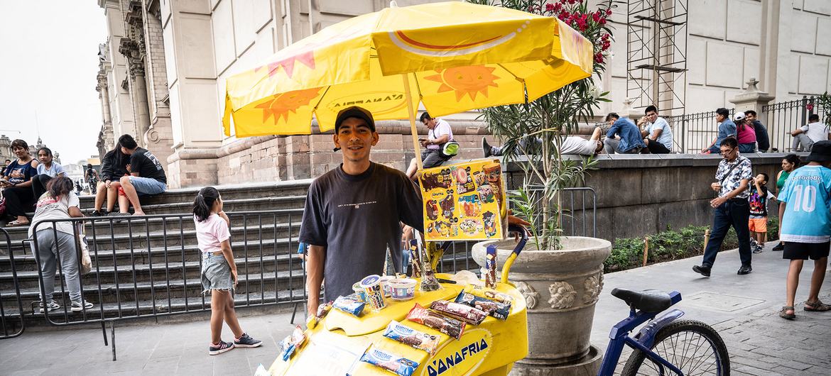 Carlos, de 24 años, es vendedor ambulante en Lima, que tuvo que elegir entre comer o estudiar.
