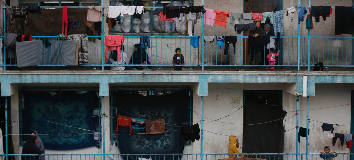 Muchas familias gazatíes se refugian en las escuelas de la UNRWA.