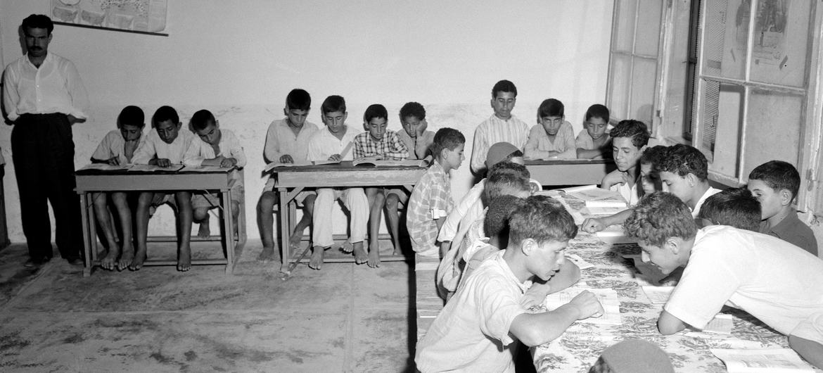 Niños tomando clases en una escuela apoyada por la UNRWA en la Franja de Gaza en 1954. (Archivo)