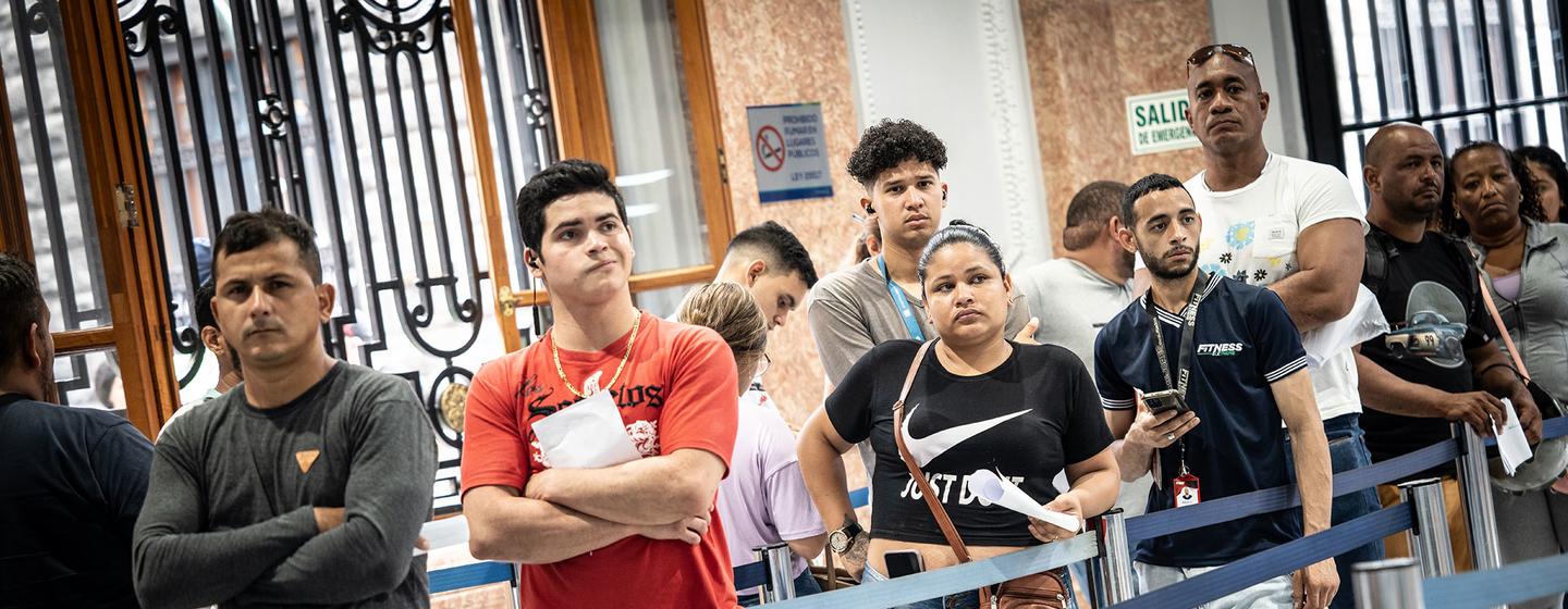 Venezolanos hacen cola en la oficina de migración de Lima, Perú.