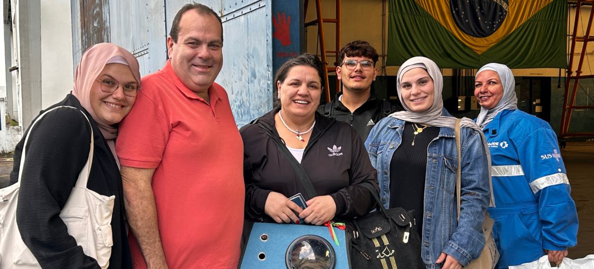 La brasileña Nura Yassine (segunda desde la derecha), que vivió en Líbano durante 16 años, se reúne con su familia en Brasil