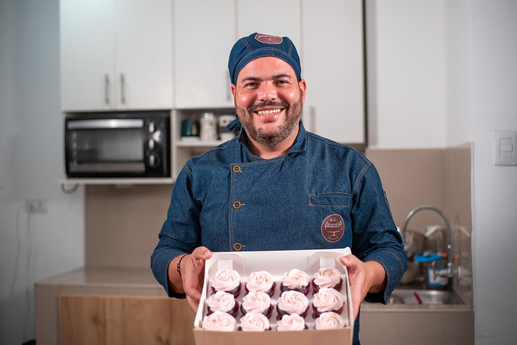Ramón, empresario venezolano y propietario de Amarettos Tradición, presenta magdalenas recién horneadas.