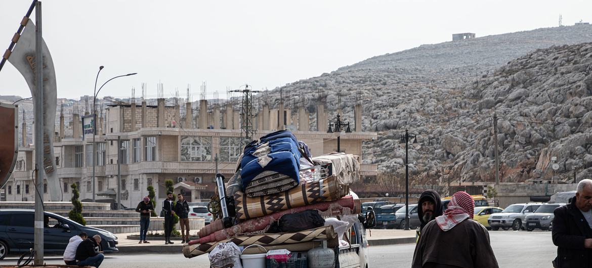 Las familias regresan a Siria desde Turquía por el cruce de Bab al-Hawa.