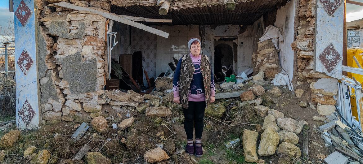 Valentyna Zavadska, de 63 años, se encuentra entre las ruinas de su casa en la región de Mikolaiv, al sur de Ucrania. Ha recibido ayuda de ACNUR y sus socios para construir un espacio habitable en un edificio adyacente