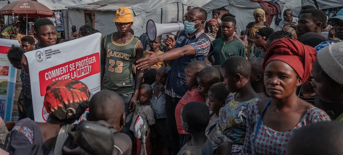 Un trabajador de divulgación comunitaria sensibiliza sobre el mpox en un campamento de desplazados de Rusayo, en la República Democrática del Congo, el 26 de septiembre de 2024.