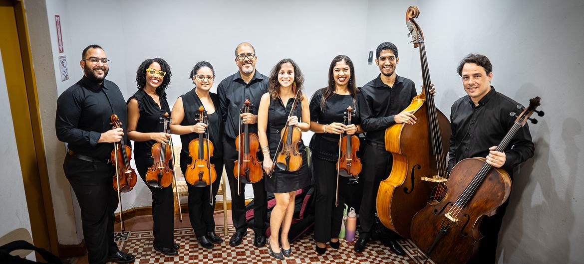 Marisol toca el violín con la Orquesta Sinfónica junto a dominicanos.