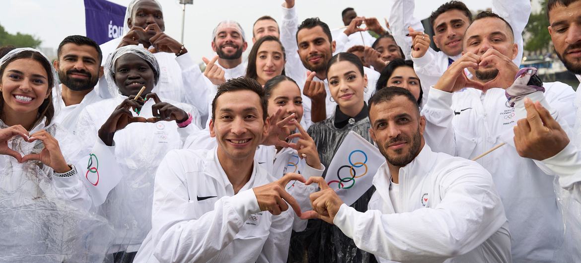Miembros del Equipo Olímpico de Atletas Refugiados durante la ceremonia de inauguración en París el 26 de julio de 2024.