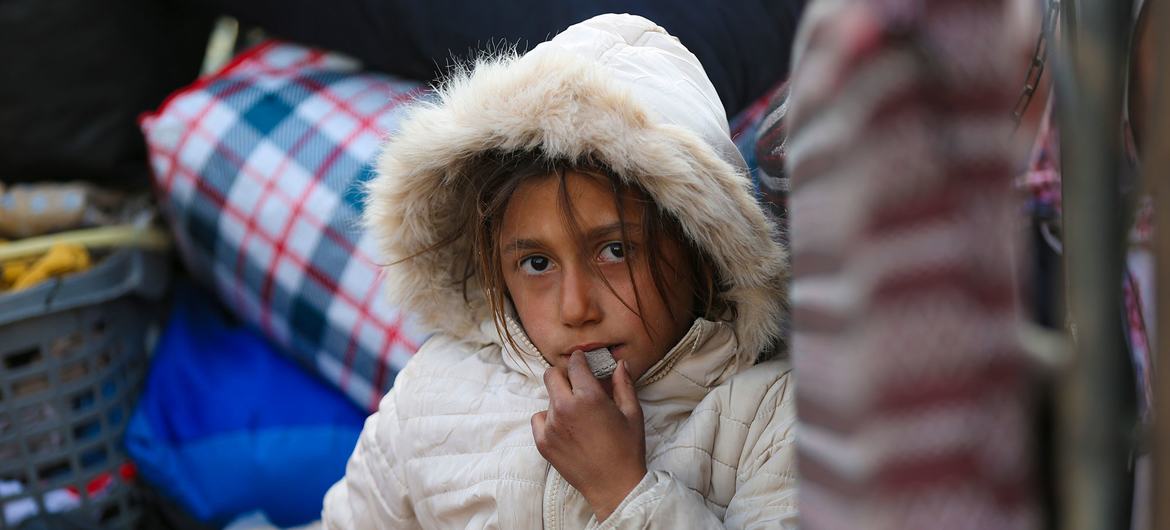 Una niña que huyó con su familia de la violencia en Aleppo llegó al centro de recepción en la ciudad de Ar-Raqqa, en Siria.