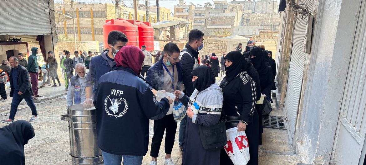 El personal del PMA distribuyendo comidas calientes en Alepo, Siria.