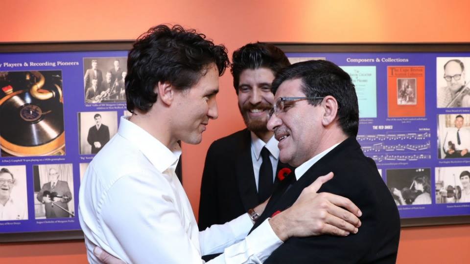 Tareq y su padre Isam se reúnen por primera vez con el primer ministro Justin Trudeau.