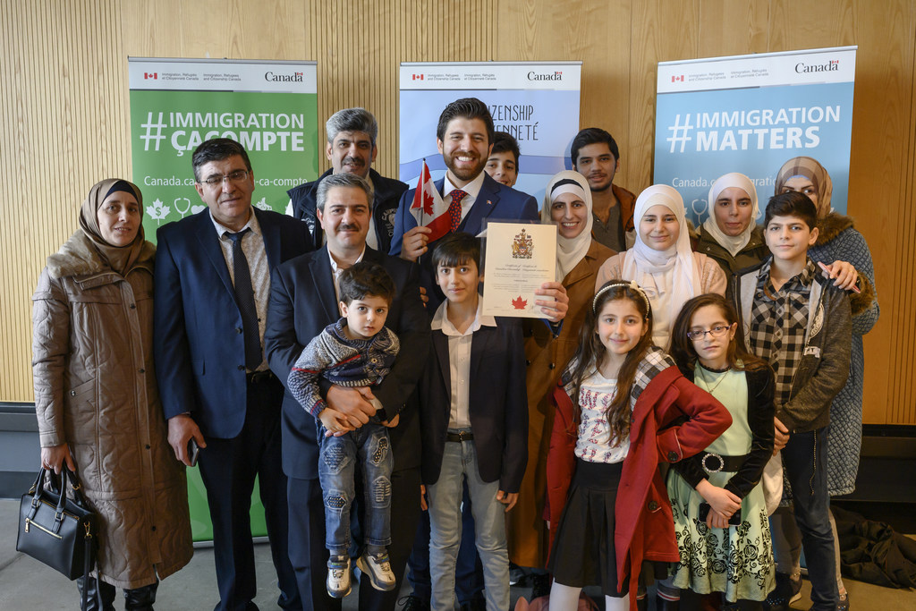 Tariq Haddad con su familia y amigos en Halifax, Nueva Escocia, para su ceremonia de ciudadanía en enero de 2020.