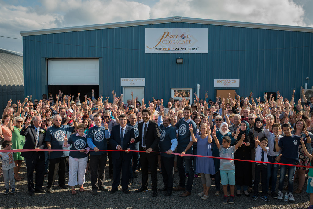 La familia Hadhad y muchos seguidores se unen a ellos en la inauguración de su fábrica en Antigonish en 2017.