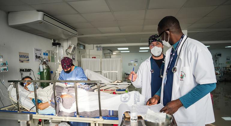 Médicos peruanos y venezolanos refuerzan sus competencias gracias a una pasantía de la OIM. 