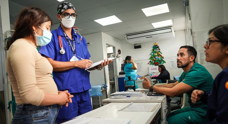 Médicos venezolanos y peruanos colaboran para salvar vidas en el Hospital de Emergencias José Casimiro Ulloa de Lima. 