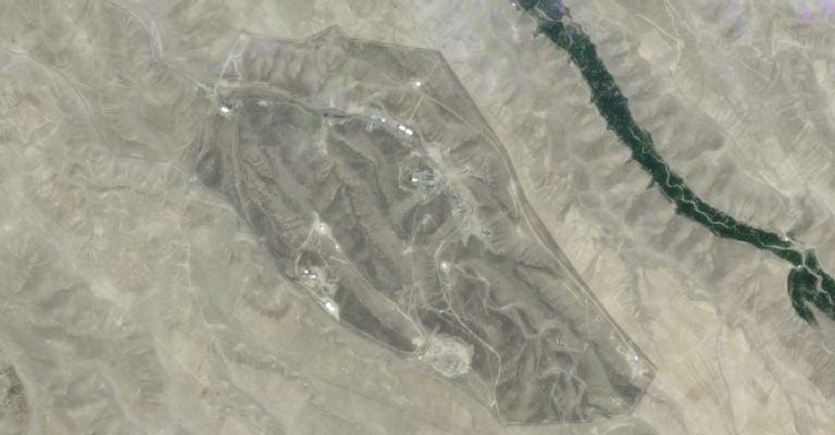 Imágenes satelitales muestran daños en bases de misiles iraníes tras ataques israelíes. Foto: AP