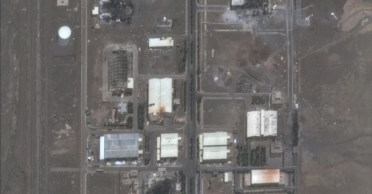 Imágenes satelitales muestran daños en bases de misiles iraníes tras ataques israelíes. Foto: AP